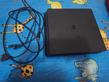 Play Station 4 Slime 500 GB con 4 videogiochi 