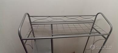 Appendiabiti in metallo su ruote