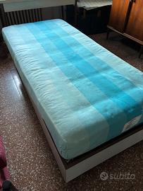 letto singolo in legno