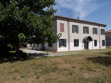 Rustico / Casale di 500 m² con più di 5 locali a F