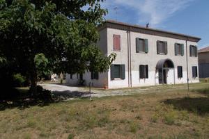 Rustico / Casale di 500 m² con più di 5 locali a F