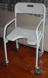 Robusta sedia  pieghevole da doccia o da comoda.