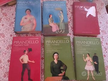 Volumi di una collana con opere di L.Pirandello