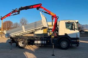 Scania P280 con ribaltabile e gru