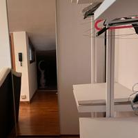 armadio con ante scorrevoli e specchio