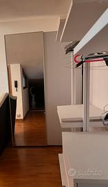 armadio con ante scorrevoli e specchio