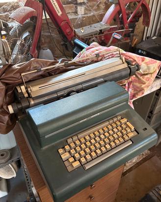 Macchina da scrivere olivetti