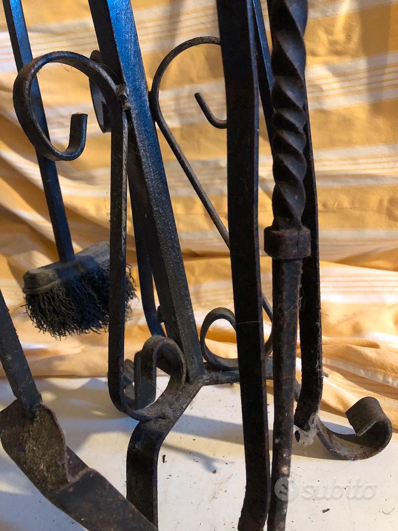 Set 5 Attrezzi Per Caminetto In Ferro E Acciaio, Con Spazzola, Pala, Attizzatoio, Pinze E Supporto Zavorrato Nero, Elegante E Salvaspazio