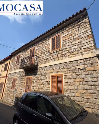 Casa di 200 mq con ampio giardino e posti auto