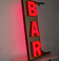 Bar snack con slot machine e plateatico privato