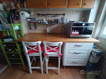 Parete attrezzata + bancone + sgabelli