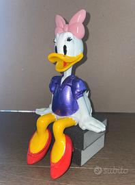 Statuetta Paperina seduta dipinta a mano