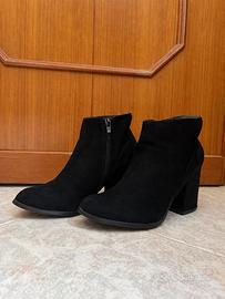 Stivaletti neri con tacco largo