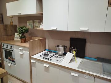 cucina bianca lucida e legno 3.70 cm con elettrodo