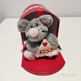 Topolino di pelouche con la scritta kiss