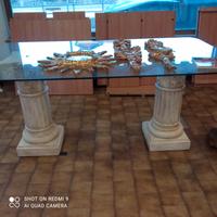 tavolo di cristallo con colonne romane