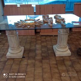 tavolo di cristallo con colonne romane
