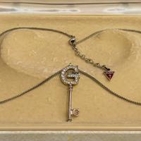 Collana Guess con ciondolo chiave strass