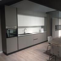 Cucina da esposizione con gola