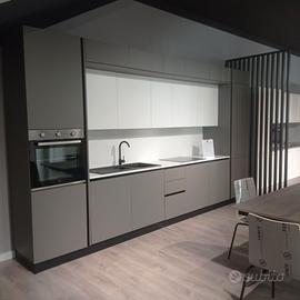 Cucina da esposizione con gola