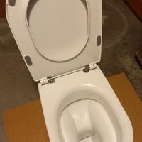 Vaso WC a pavimento filo muro.