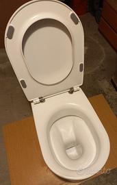 Vaso WC a pavimento filo muro.