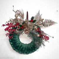 Ghirlanda natalizia verde e oro con bacche rosse