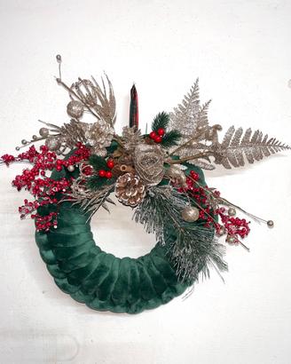 Ghirlanda natalizia verde e oro con bacche rosse