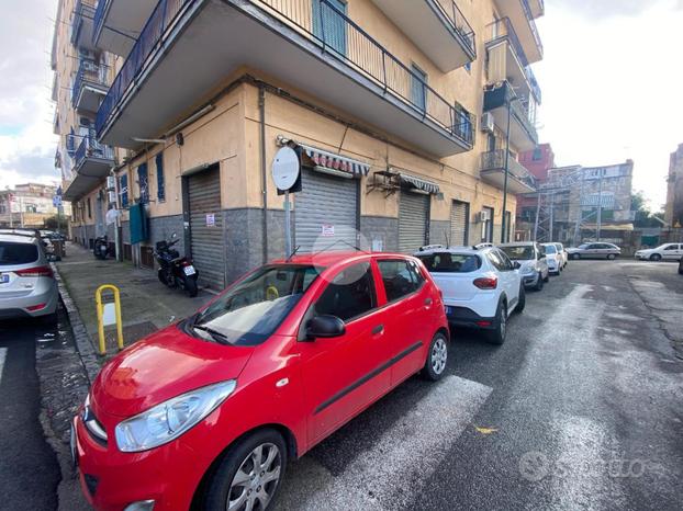 NEGOZIO A NAPOLI