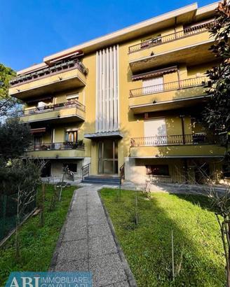 Appartamento di 130 m² con 5 locali e box auto a F