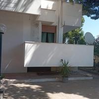 80 mq, a 50 metri dal mare in villa condominiale