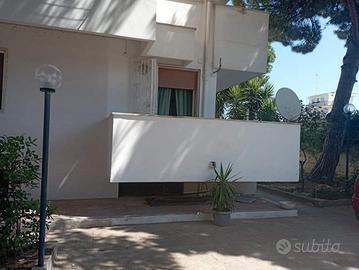 80 mq, a 50 metri dal mare in villa condominiale