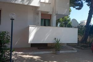 80 mq, a 50 metri dal mare in villa condominiale