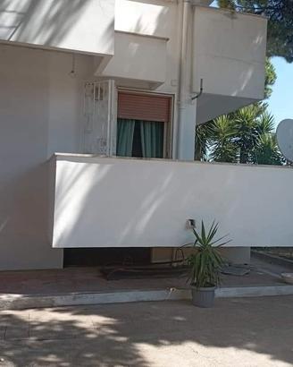 80 mq, a 50 metri dal mare in villa condominiale