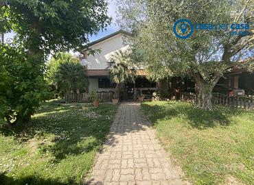 Villa Indipendente con giardino e capannone