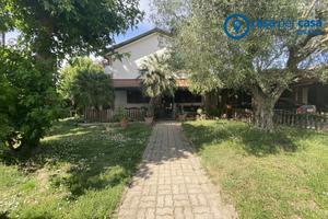 Villa Indipendente con giardino e capannone