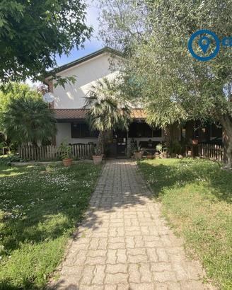 Villa Indipendente con giardino e capannone