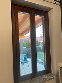 Finestre in legno colore noce scuro