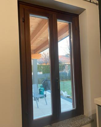 Finestre in legno colore noce scuro