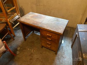 Scrivania d’epoca in legno con cassetti