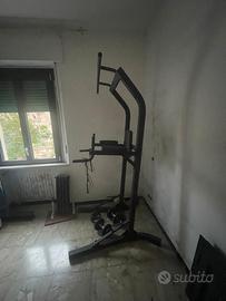 attrezzatura fitness tapis roulant e barra trazion