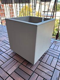 Vaso moderno con riserva