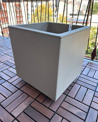 Vaso moderno con riserva