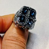 anello in acciaio con pietre blu