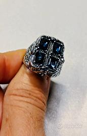 anello in acciaio con pietre blu