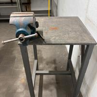 Tavolo da lavoro con morsa