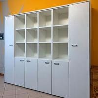 Libreria modulare bianca con ante