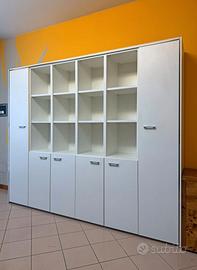 Libreria modulare bianca con ante