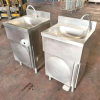 2 lavamani a pedale e ginocchio usati