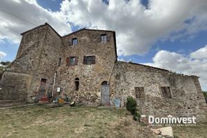 Rustico / Casale di 700 m² con più di 5 locali a M